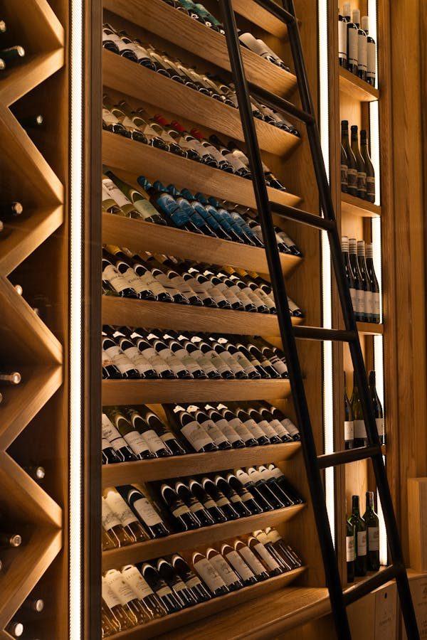 Aménager votre cave à vin : astuces pour un espace optimal
