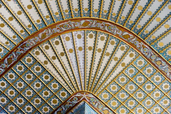 Tapis, coussins, table basse : les incontournables pour mettre en valeur votre canapé gris anthracite